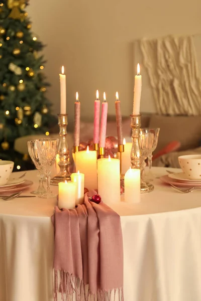 Vánoční Stůl Hořícími Svíčkami Míčky Jídelně — Stock fotografie