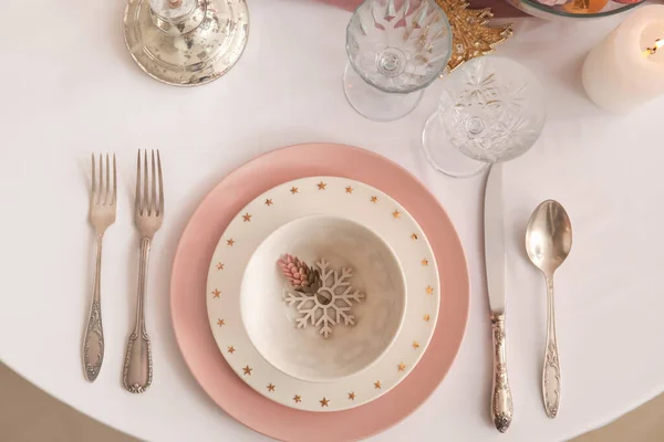 Χριστουγεννιάτικο Τραπέζι Ροζ Και Λευκά Πιάτα Στην Τραπεζαρία Top View — Φωτογραφία Αρχείου