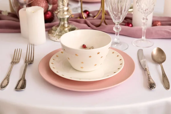 圣诞餐桌布置 餐室有粉色和白色盘子 特写镜头 — 图库照片