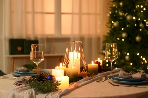 Vánoční Stůl Hořícími Svíčkami Jedlovými Větvemi Jídelně — Stock fotografie
