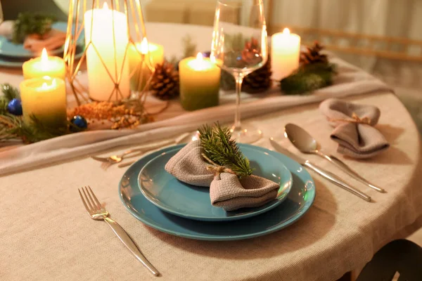Karácsonyi Asztal Beállítása Égő Gyertyákkal Fenyőágakkal Ebédlőben Közelkép — Stock Fotó
