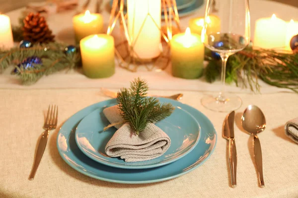 Vánoční Stůl Hořícími Svíčkami Jedlovými Větvemi Jídelně Detailní Záběr — Stock fotografie
