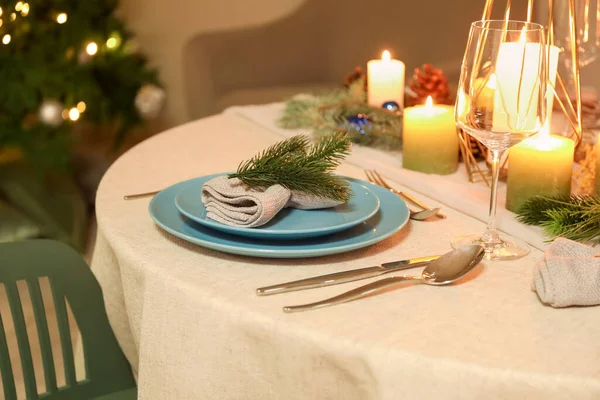 ダイニングルーム クローズアップで燃えるキャンドルやモミの枝とクリスマステーブルの設定 — ストック写真