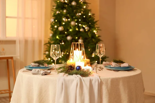 Cenário Mesa Natal Com Velas Acesas Ramos Abeto Sala Jantar — Fotografia de Stock