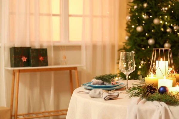 Mesa Navidad Con Velas Encendidas Ramas Abeto Comedor —  Fotos de Stock
