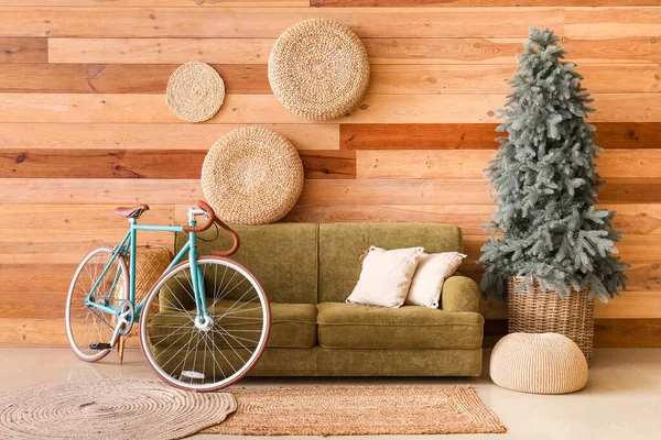 Interior Del Salón Con Bicicleta Sofá Verde Árbol Navidad — Foto de Stock