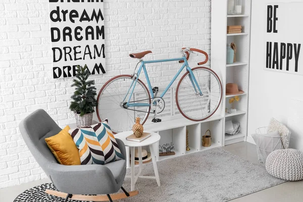Interior Sala Estar Com Bicicleta Unidade Estantes Pequena Árvore Natal — Fotografia de Stock