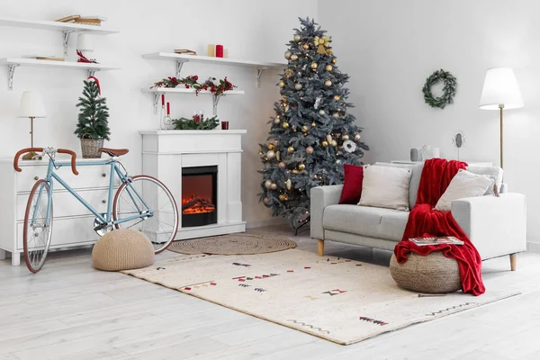 Interior Del Salón Con Árboles Navidad Bicicleta Chimenea — Foto de Stock