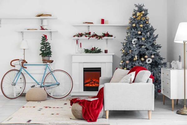 Interior Sala Estar Com Árvores Natal Bicicleta Lareira — Fotografia de Stock