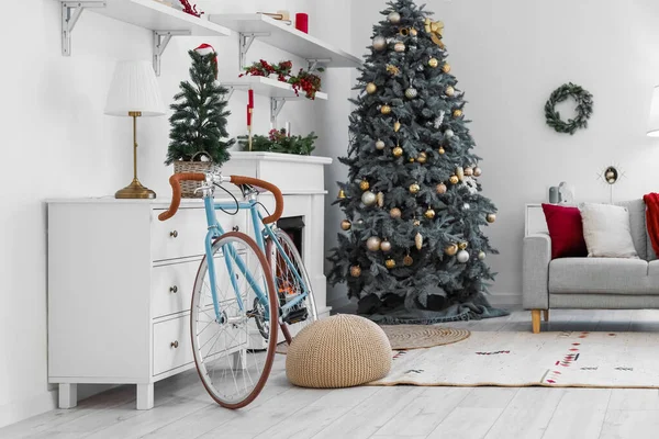 Innenraum Des Wohnzimmers Mit Weihnachtsbäumen Und Fahrrad — Stockfoto