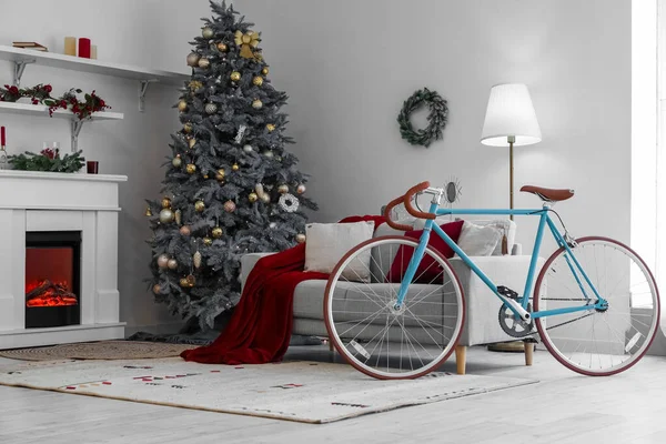 Nappali Belseje Kerékpárral Kanapéval Karácsonyfával — Stock Fotó