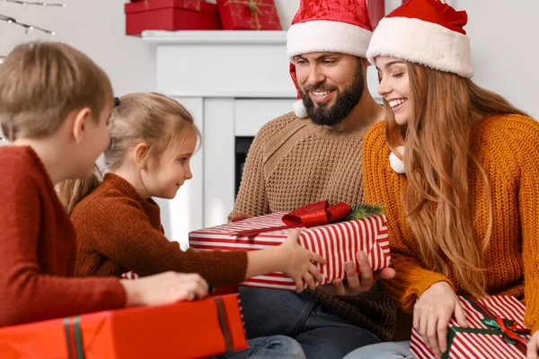 Glückliche Eltern Nikolausmützen Und Ihre Kleinen Kinder Mit Weihnachtsgeschenken Hause — Stockfoto