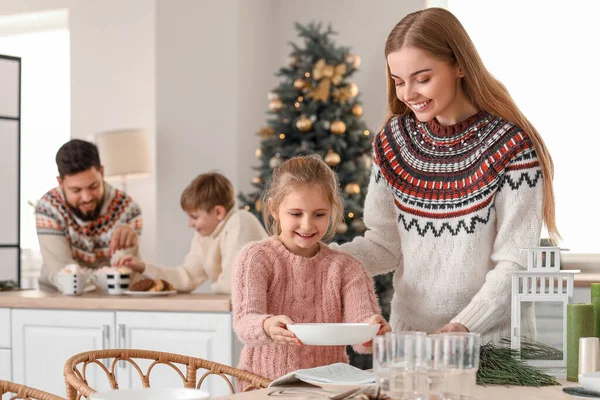 Menina Com Sua Mãe Definindo Mesa Jantar Cozinha Véspera Natal — Fotografia de Stock