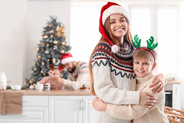 Feliz Madre Con Pequeño Hijo Abrazándose Cocina Víspera Navidad — Foto de Stock