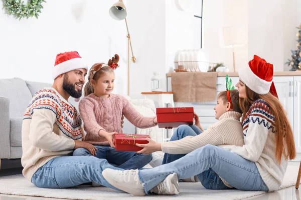 Glada Föräldrar Och Deras Små Barn Med Julklappar Köket — Stockfoto