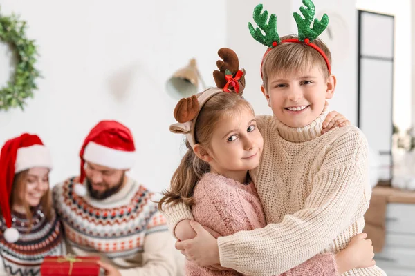 Crianças Pequenas Felizes Abraçando Cozinha Véspera Natal — Fotografia de Stock
