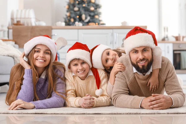 Familia Feliz Los Sombreros Santa Mentira Casa Víspera Navidad — Foto de Stock