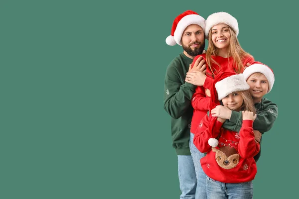 Familia Feliz Los Sombreros Santa Abrazándose Sobre Fondo Verde — Foto de Stock