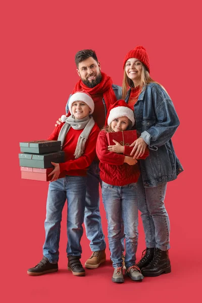 Crianças Pequenas Com Presentes Natal Seus Pais Fundo Vermelho — Fotografia de Stock