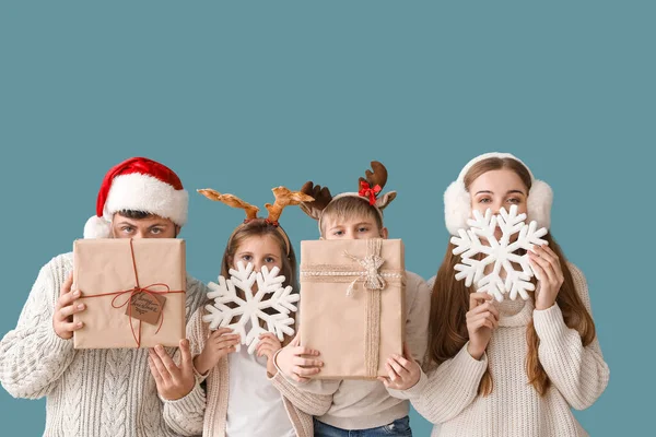 Boldog Család Karácsonyi Ajándékok Hópelyhek Kék Háttér — Stock Fotó