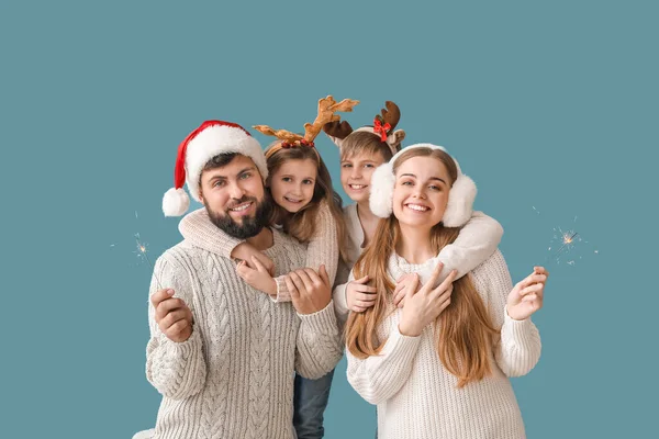 Joyeux Famille Avec Des Étincelles Noël Sur Fond Bleu — Photo