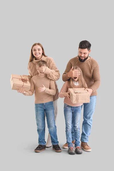 Pais Felizes Surpreendendo Seus Filhinhos Com Presentes Natal Fundo Claro — Fotografia de Stock