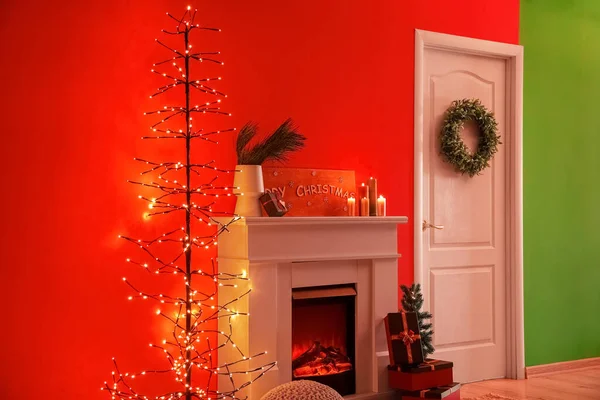 Interior Sala Estar Com Porta Branca Lareira Árvore Natal — Fotografia de Stock