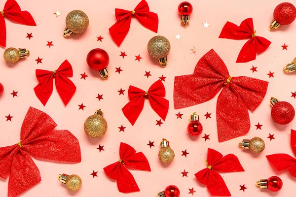 Composición Con Hermosas Bolas Navidad Arcos Lentejuelas Sobre Fondo Rosa — Foto de Stock
