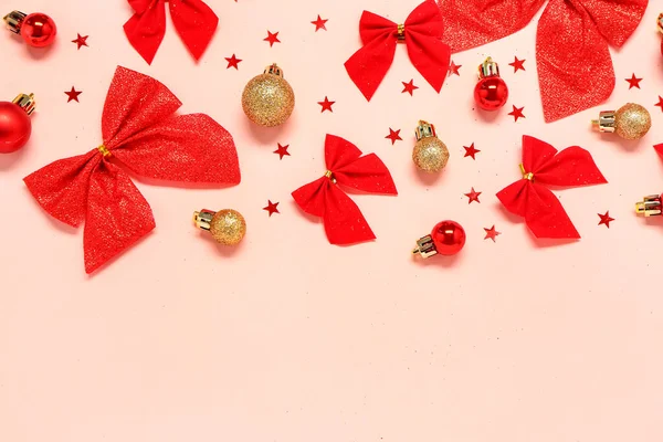 Skladba Krásnými Vánoční Koule Luky Flitry Růžovém Pozadí — Stock fotografie