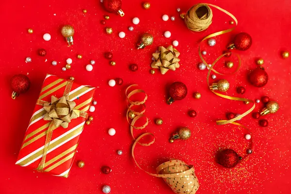 Komposition Mit Weihnachtsgeschenk Und Schönen Dekorationen Auf Rotem Hintergrund — Stockfoto