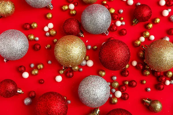 赤い背景に美しいクリスマスボールのセット — ストック写真