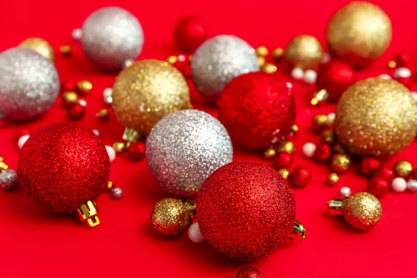 Set Van Mooie Kerstballen Rode Achtergrond Close — Stockfoto