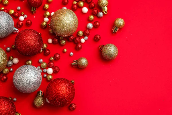 Sada Krásné Vánoční Koule Červeném Pozadí — Stock fotografie