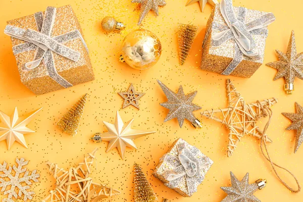 Schöne Weihnachtsdekoration Und Geschenke Auf Farbigem Hintergrund — Stockfoto