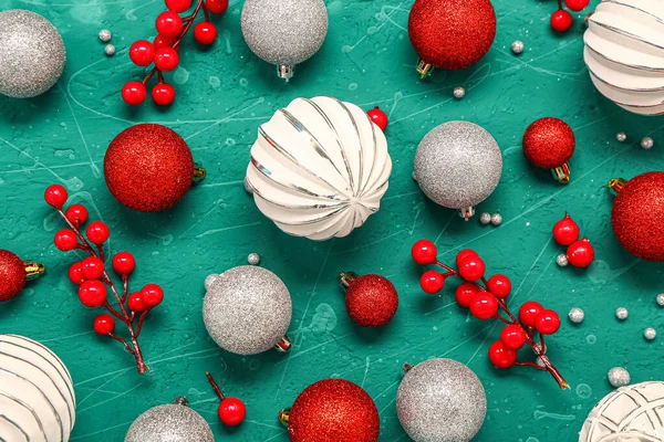 Renkli Arka Planda Şık Noel Süslemeleri Olan Kompozisyon — Stok fotoğraf