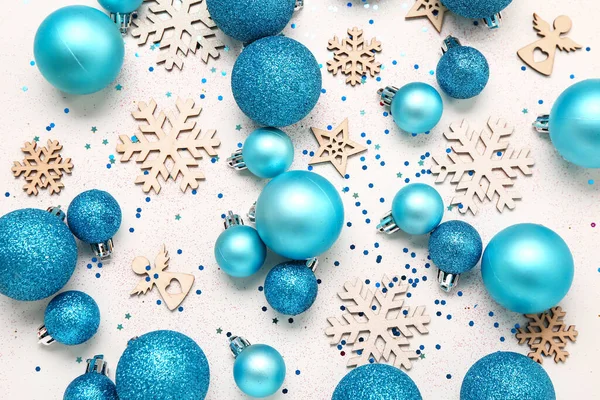 Samenstelling Met Mooie Kerstballen Decor Lichte Achtergrond — Stockfoto