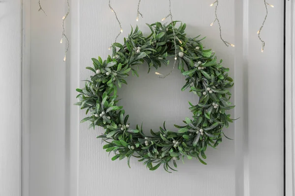 White Door Christmas Mistletoe Wreath Glowing Lights Hall Closeup — Stock Photo, Image