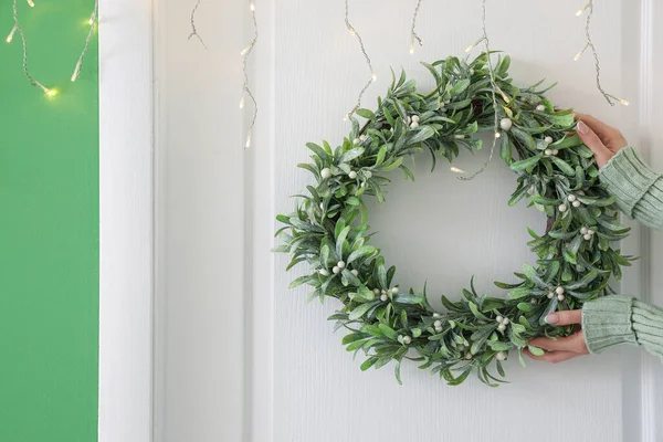 Woman Hanging Christmas Mistletoe Wreath White Door Hall Closeup — Stock Photo, Image