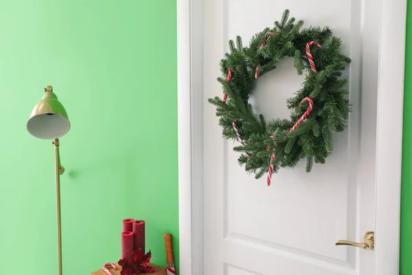 Porte Blanche Avec Couronne Noël Dans Hall — Photo