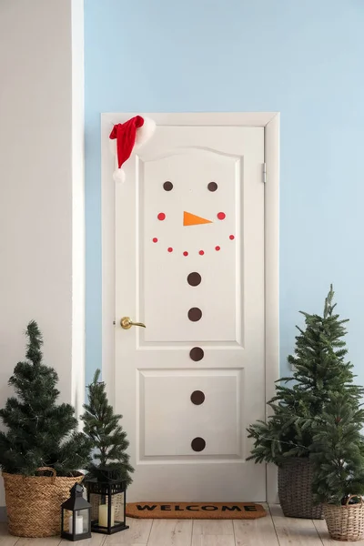Puerta Blanca Con Muñeco Nieve Árboles Navidad Linternas Pasillo —  Fotos de Stock