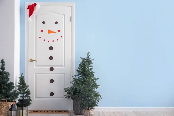 White Door Snowman Christmas Trees Lanterns Hall — Stock Photo, Image