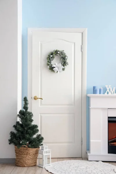 Interior Sala Estar Com Porta Branca Lareira Árvore Natal — Fotografia de Stock