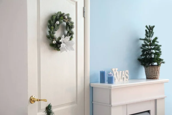 Oturma Odasında Noel Çelengi Olan Beyaz Kapı — Stok fotoğraf