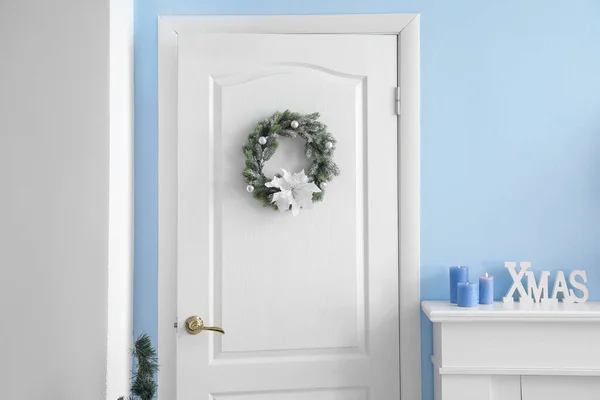 Puerta Blanca Con Corona Navidad Salón —  Fotos de Stock
