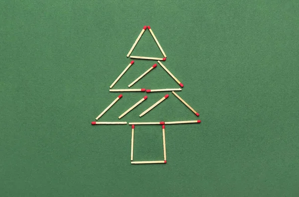 用绿色背景的火柴做成的圣诞树 — 图库照片