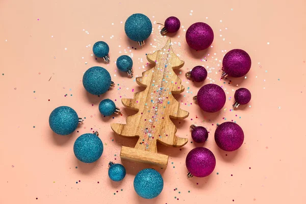 Komposition Mit Weihnachtskugeln Und Holzdekor Auf Farbigem Hintergrund — Stockfoto