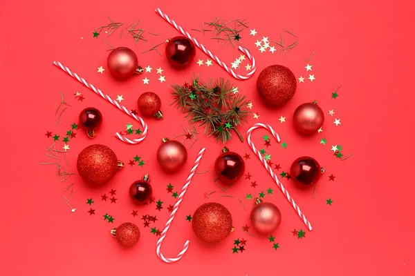 Composición Con Bolas Navidad Bastones Caramelo Lentejuelas Sobre Fondo Rojo — Foto de Stock