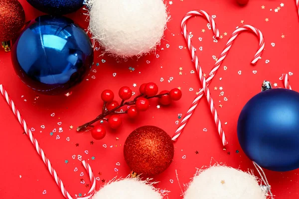 Krásné Vánoční Ozdoby Cukrové Hole Červeném Pozadí Detailní Záběr — Stock fotografie