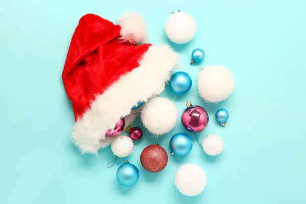 Sombrero Santa Con Hermosas Bolas Navidad Fondo Color — Foto de Stock