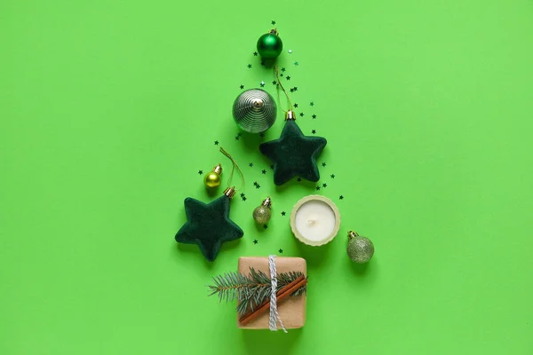 크리스마스 트리는 초록색 배경에 촛불로 만들어 — 스톡 사진